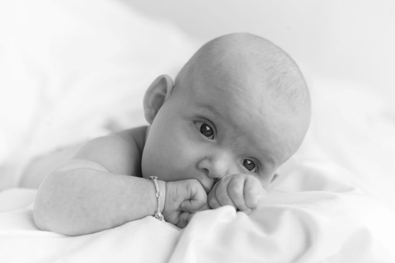 Baby in de studio, zwart-wit