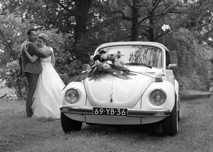 Bruidspaar bij een Volkswagen Kever